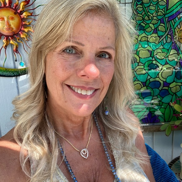 Meet your Posher, Cynthia - Picture 2 of 2